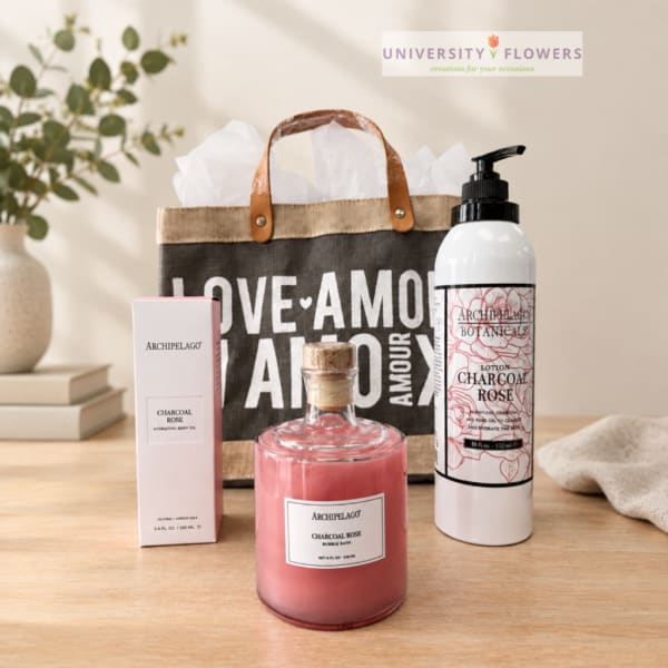 Gift set with rose-scented bath products and a tote bag