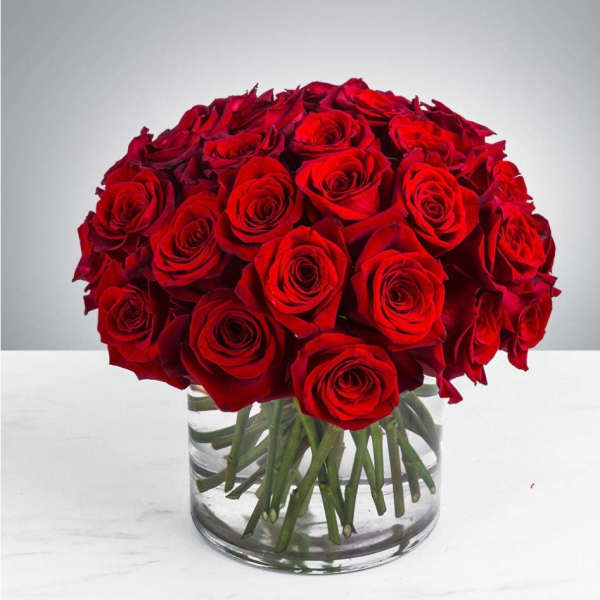Bouquet of red roses in a clear glass vase