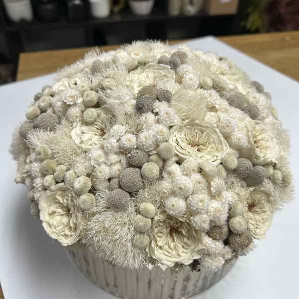 Cream-colored bouquet in a ribbed round box