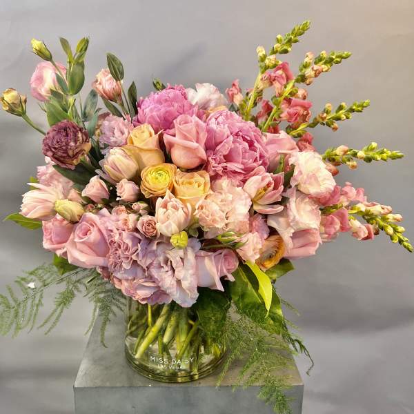Pink and peach mixed bouquet in a clear glass vase