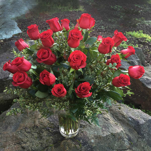 Bouquet of red roses in a clear glass vase