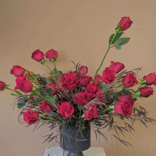 Bouquet of pink roses in a dark vase