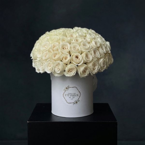 Cream rose bouquet in a white hat box