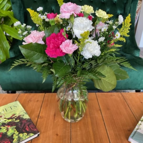 Mixed pink and white carnations in a clear glass vase