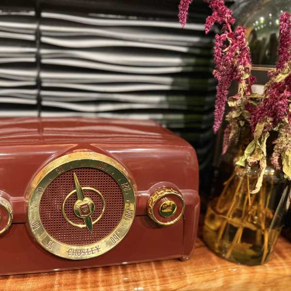 1950’s Crosley “Color Radio” Bakelite Tube Table Radio (Model No: 10-138) – Maroon