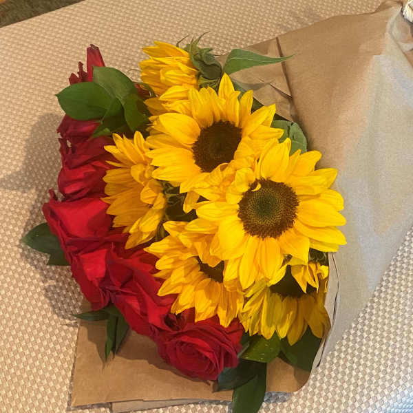 フラワー様 Colors Of The Rainbow Bouquet in Middletown PA - Hicks Flowers