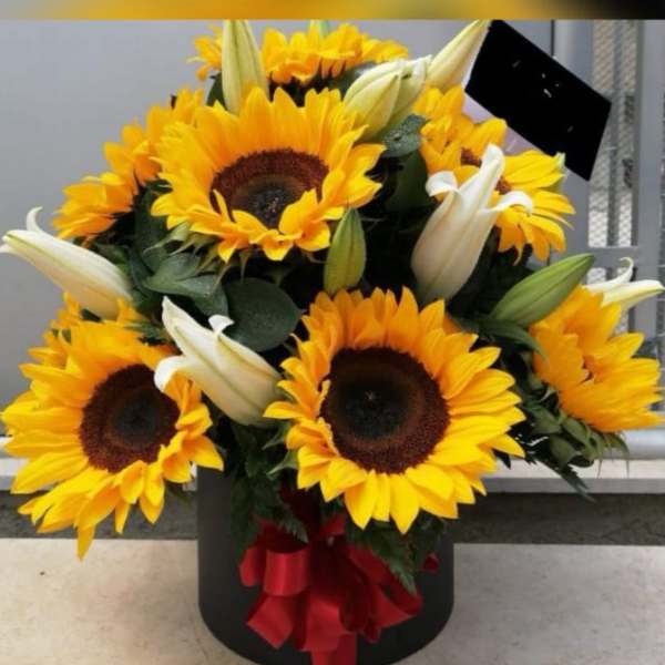caja de girasol con lilis
