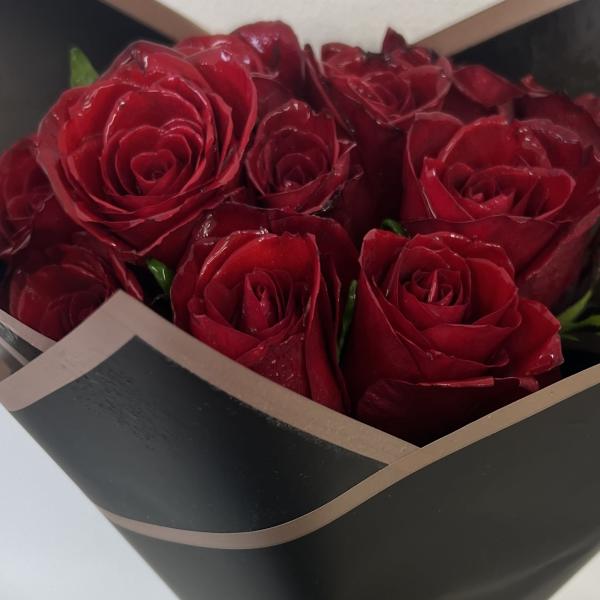 12 red roses (wrapped bouquet)