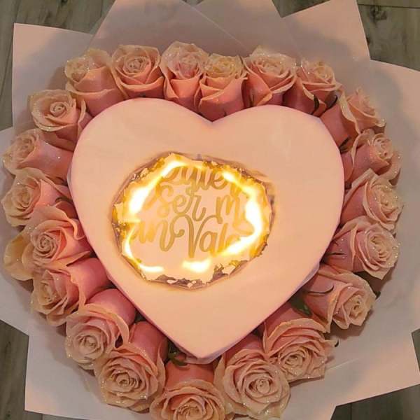 Arreglo de rosas en froma de corazon