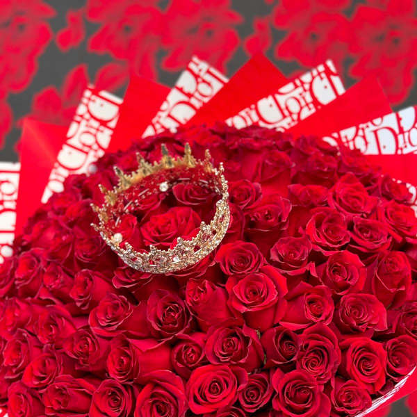 Fit for a Queen: 100 Roses