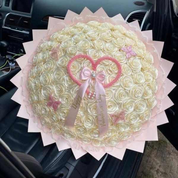 Buchon de rosas eternas en blanco.