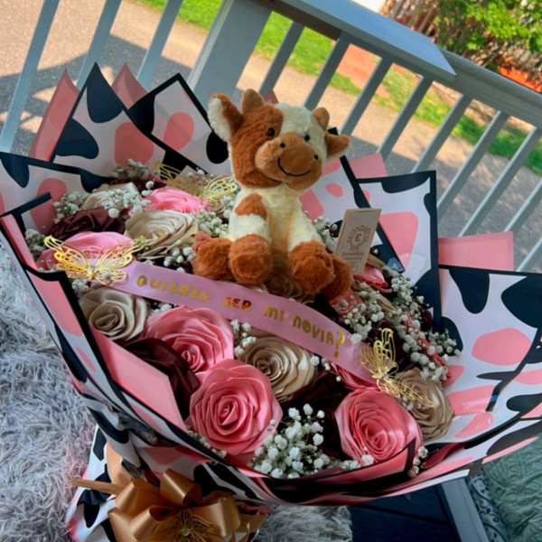 Ramo de hermosas rosas eternas.