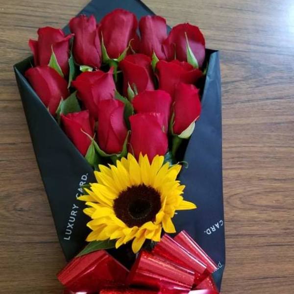12 Rosas y 1 Girasol Envuelto En Papel Negro