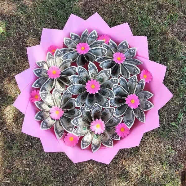 Arreglo de flores con billetes y margaritas