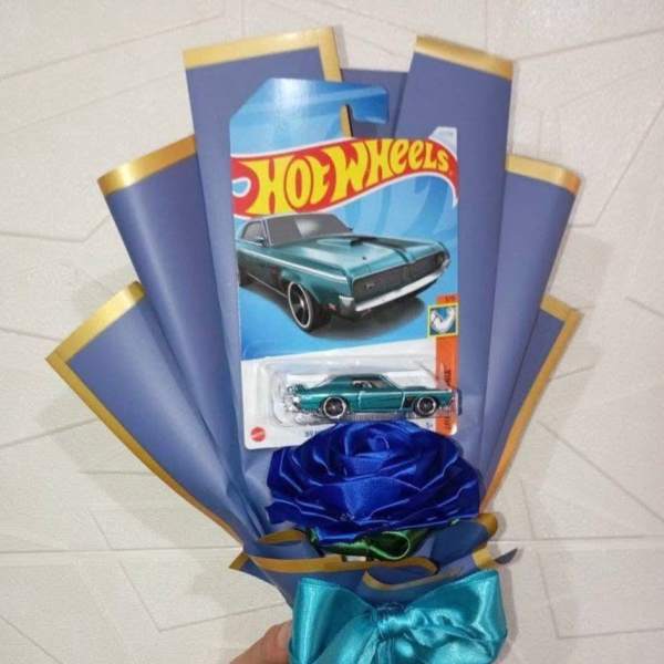 Rosas eternas y hotwheels
