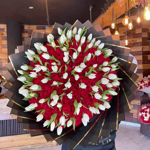 Gigante arreglo rojo con blanco