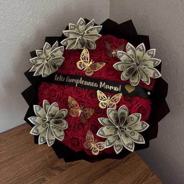 Ramo de rosas rojas y billetes