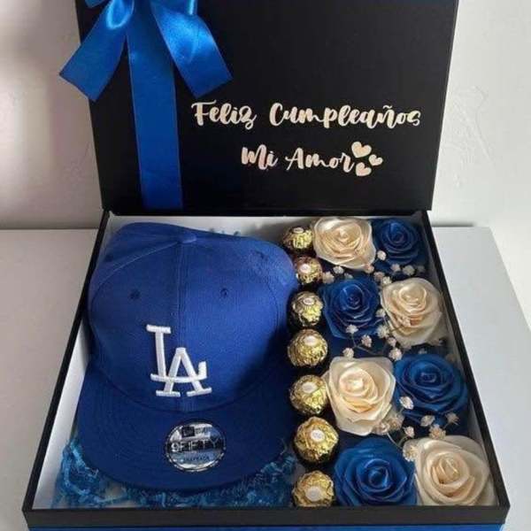 Caja con gorra y flores eternas.