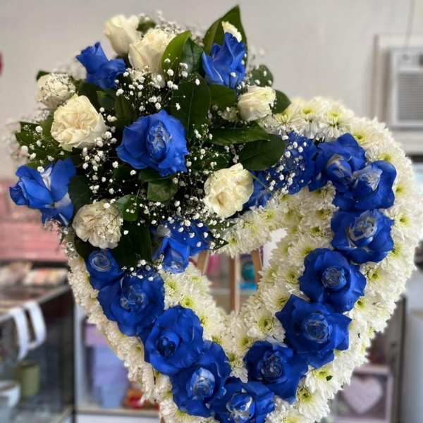 Medium Heart With Blue Roses And Ramillette