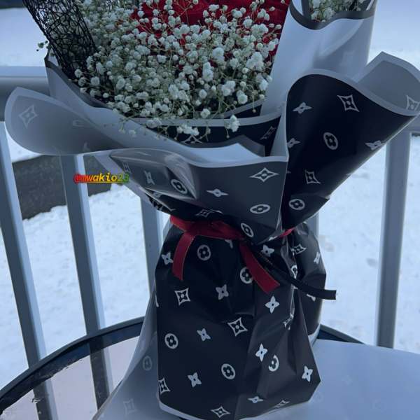 Red roses and baby breathe