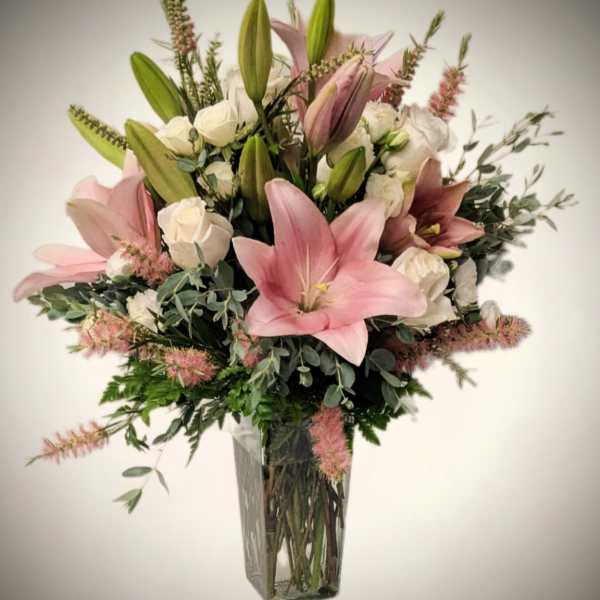 Elegant Lily and Rose Bouquet