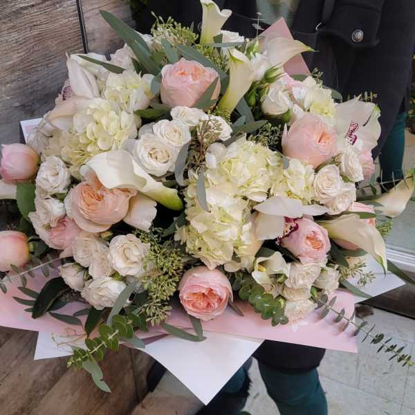 Wrapped cream colors flowers