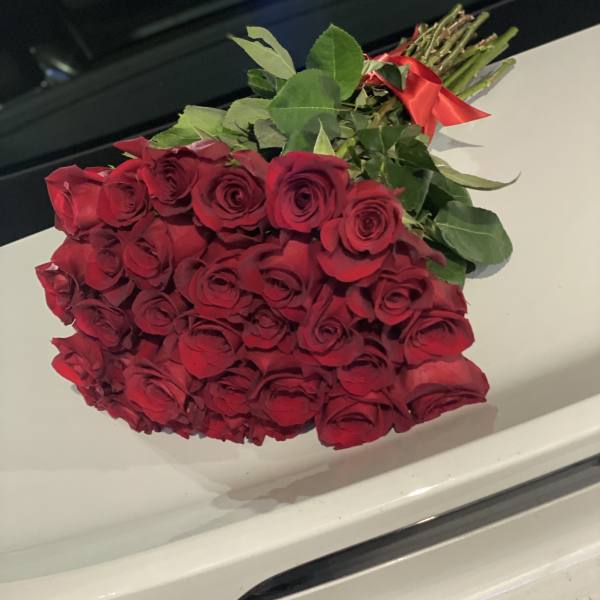 Simple no wrap Red roses