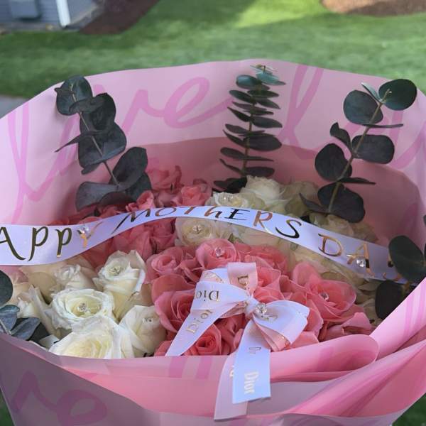 White and pink roses with Dior ribbons