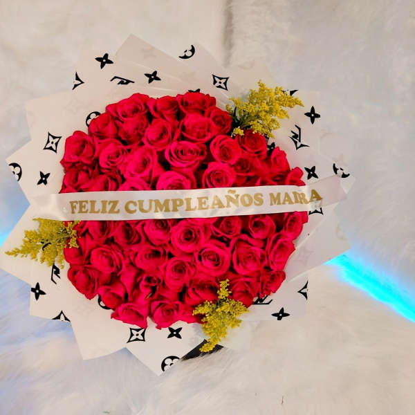 Red roses whit personalized ribbon and chocolate
