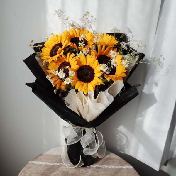 Stage Light - Sunflowers Bouquet for Graduates