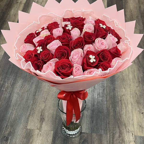 50 Red And Pink Roses With Glitter Bouquet AndbButterflies On The Top