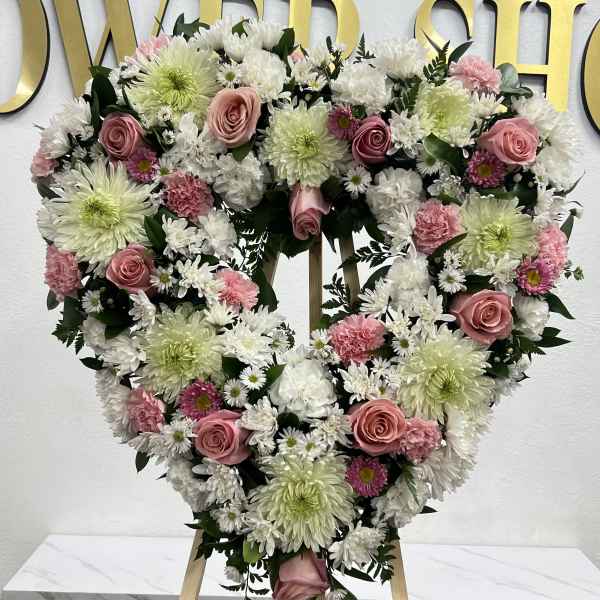 Médium Heart With Pink Roses, Carnations And White China
