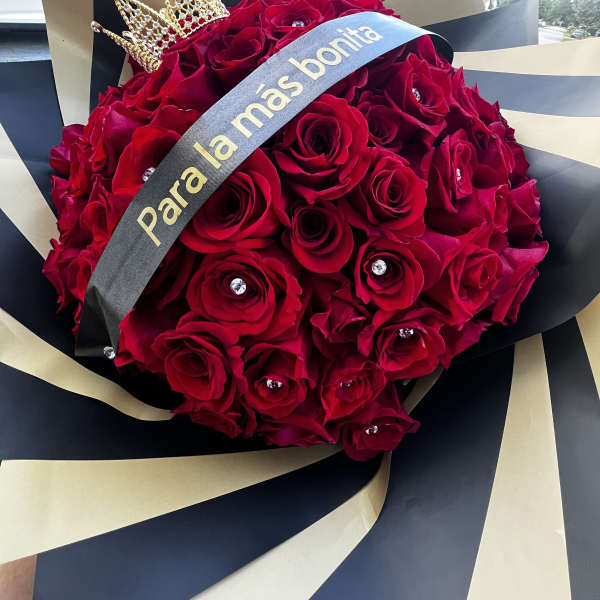 Para la más bella / 75 rosas con cinta