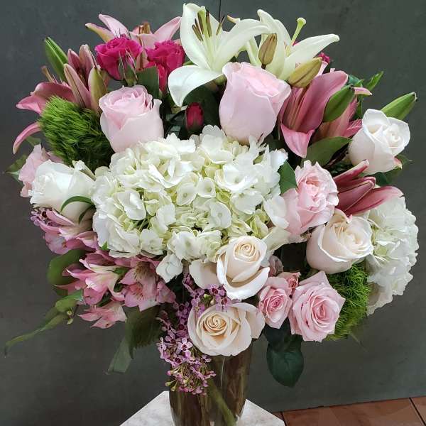 Rose's hydrangeas mixed in vase