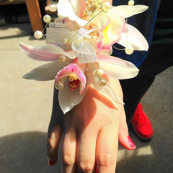 White Beauty Corsage