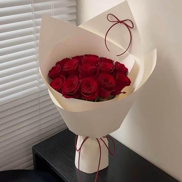 Classic red roses bouquet for your lover