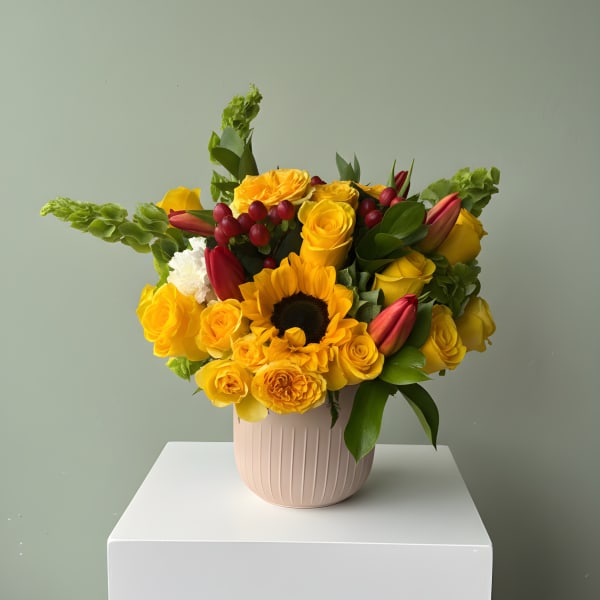 Golden Sunshine Garden Yellow Roses Mix Vase
