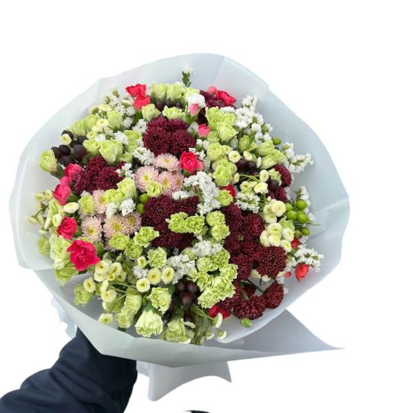 Bouquet for mom - for birthday. The bouquet contains juicy mixed flowers.