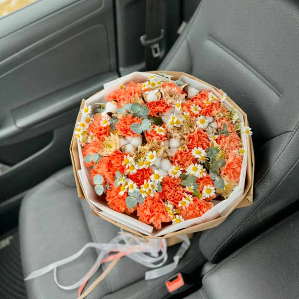 bouquet of orange dianthus with daisies