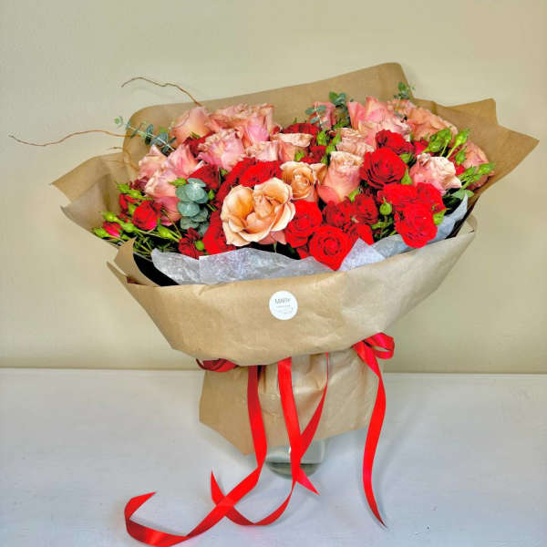 Bouquet of coffee and red roses.