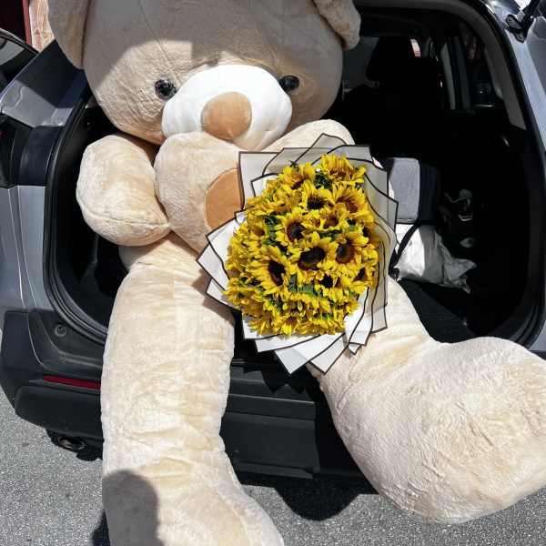 Oso gigante con bouquet de girasoles