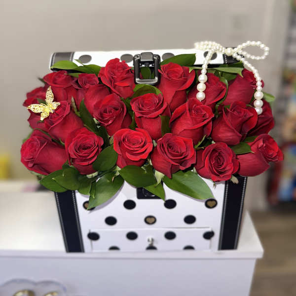 CHEST WITH RED ROSES, FERRERO CHOCOLATES, PEARL RIBBON, METAL BUTTERFLY