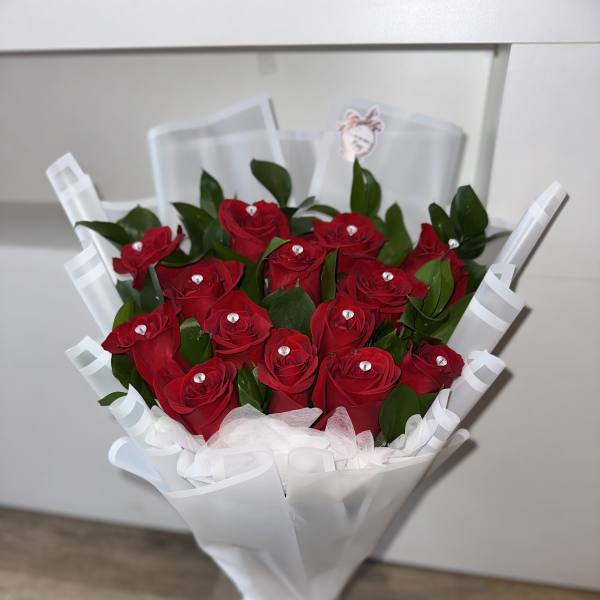 BEAUTIFUL ROSES EACH WITH ITS FANTASY DIAMOND