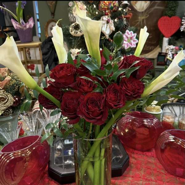 1 DOZEN HEART GARDEN ROSES WITH 5 LARGE WHITE CALLA LILLIES IN A GOLD DIPPED VASE