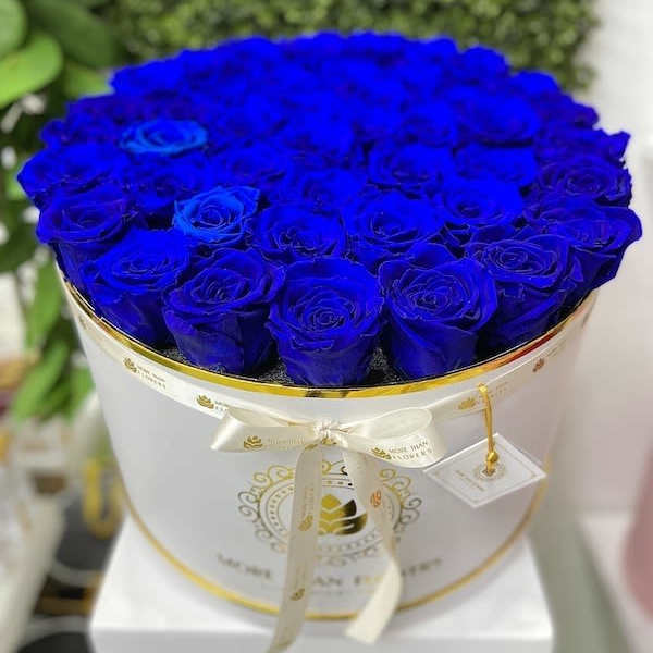 Magna Round Box Eternal Roses - White Box, Blue