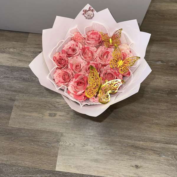 Beautiful natural roses, surrounded by pearl tulle, 3 golden butterflies