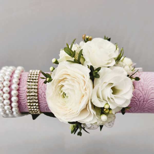 GARDEN WHITE WRIST CORSAGE