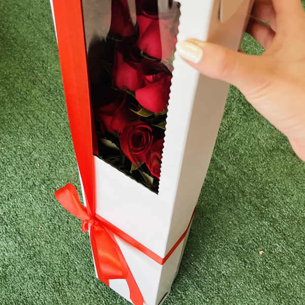 1 dozen boxed red roses