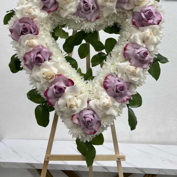 Médium Heart With Purple And White Roses