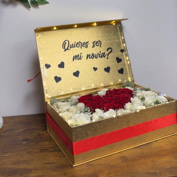 "Quieres ser mi novia?" caja con flores naturales en Long Island New York